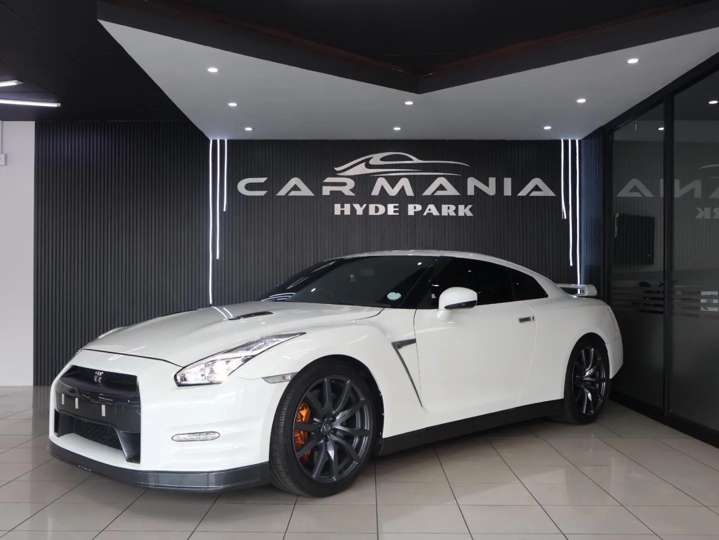 2014 Nissan GT-R Black Edition, photo 1 of 11