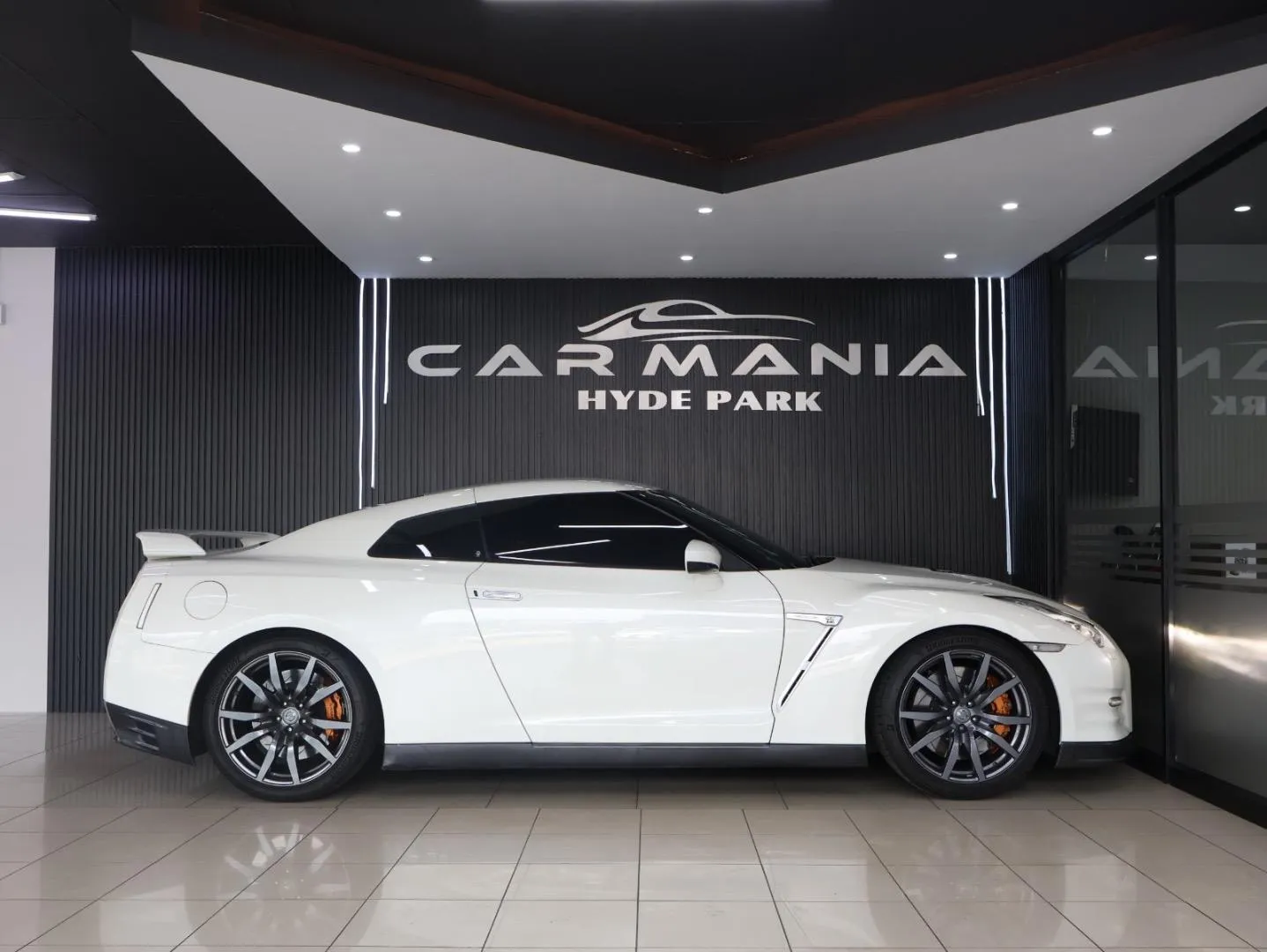 2014 Nissan GT-R Black Edition, photo 2 of 11