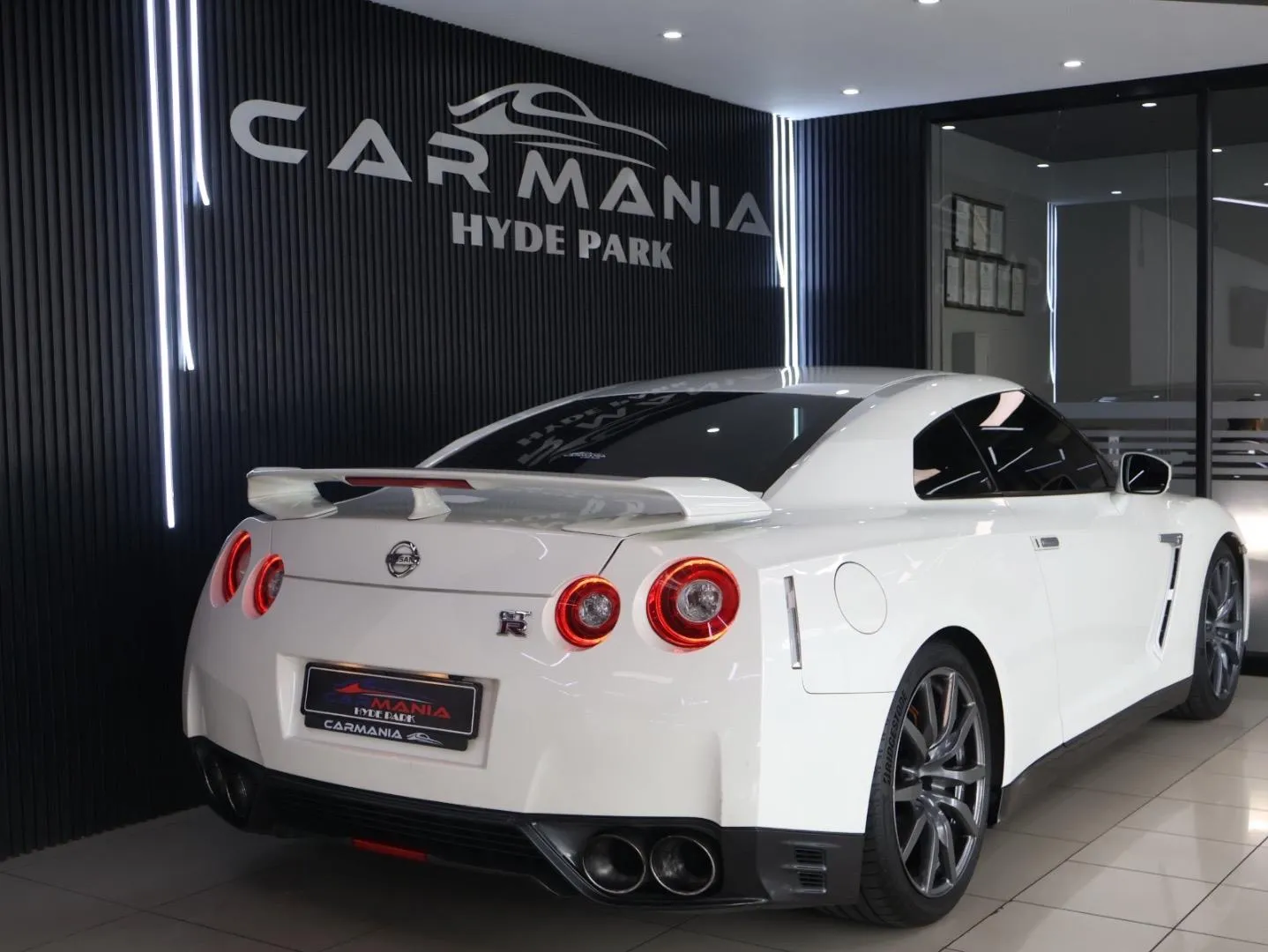 2014 Nissan GT-R Black Edition, photo 4 of 11
