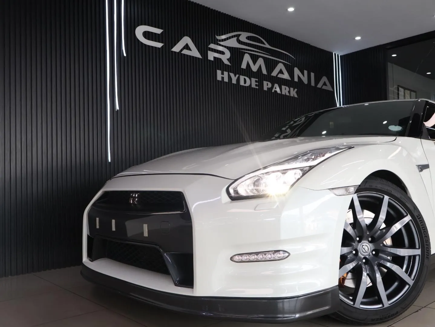 2014 Nissan GT-R Black Edition, photo 5 of 11