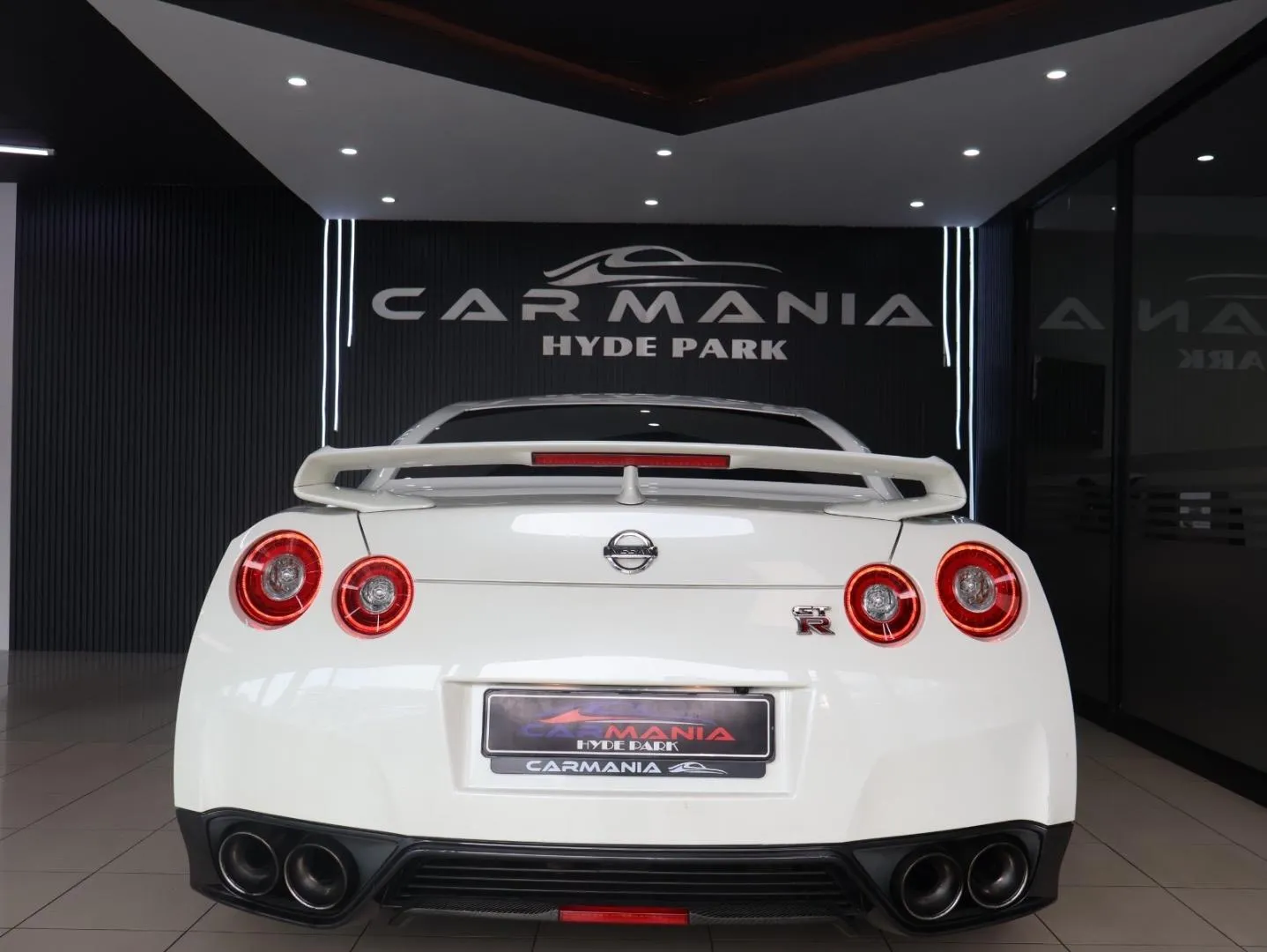 2014 Nissan GT-R Black Edition, photo 8 of 11